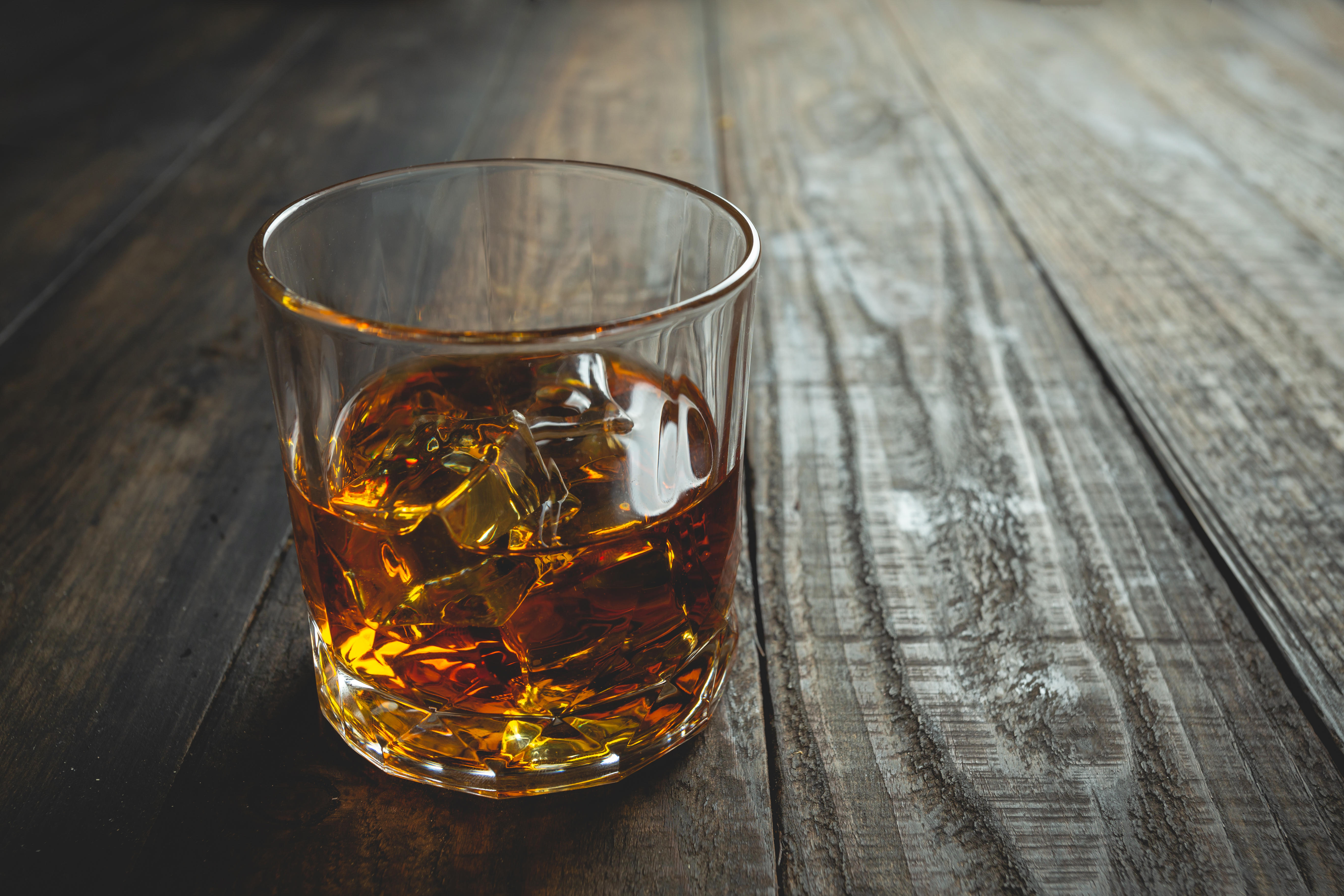 Bourbon a whisky: czym się różnią? Przewodnik kolekcjonera